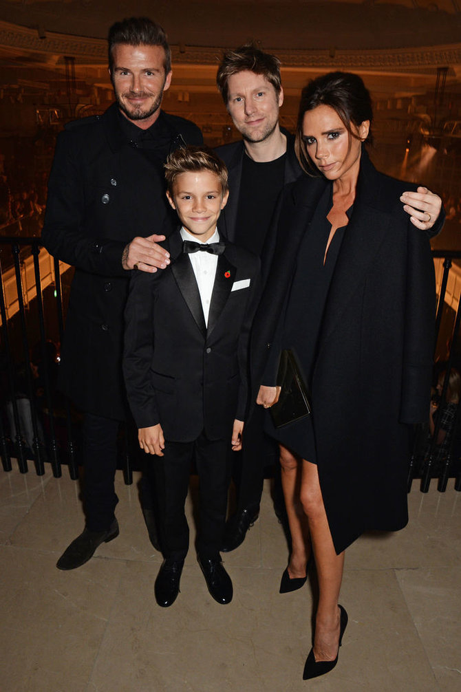 „Burberry“ nuotr./Davidas ir Victoria Beckhamai su sūnumi Romeo ir vyriausiuoju „Burberry“ dizaineriu Christopheriu Bailey