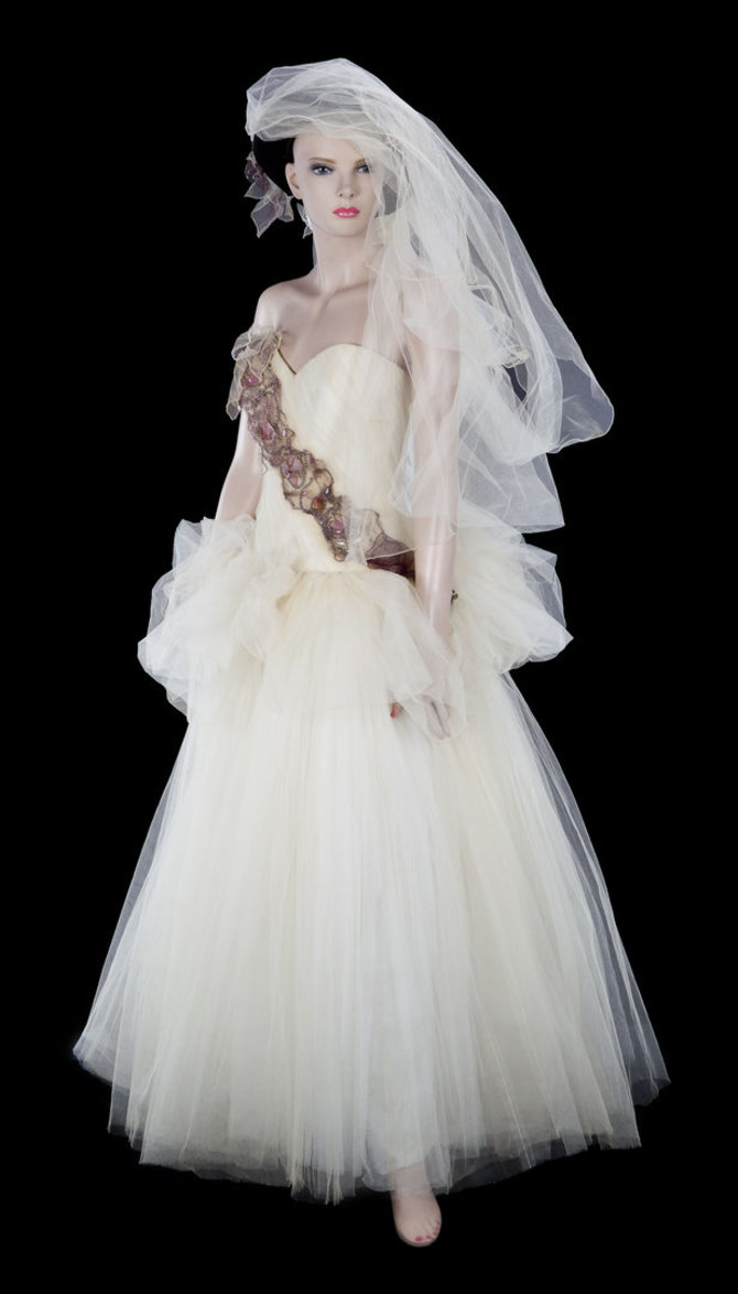 AOP nuotr./Madonnos vestuvinė suknelė, kurią ji vilkėjo 1985-aisiais tekėdama už aktoriaus Seano Penno