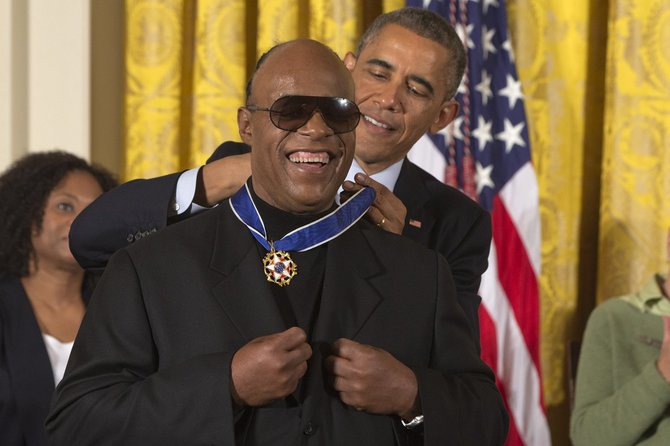 „Scanpix“/AP nuotr./Barackas Obama ir Stevie Wonderis