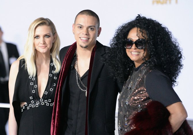 AFP/„Scanpix“ nuotr./Ashlee Simpson ir Evanas Rossas su mama Diana Ross