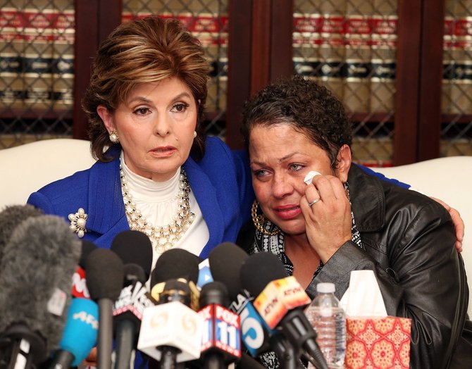 AFP/„Scanpix“ nuotr./Teisininkė Gloria Allred ir viena iš Billo Cosby aukų Chelan