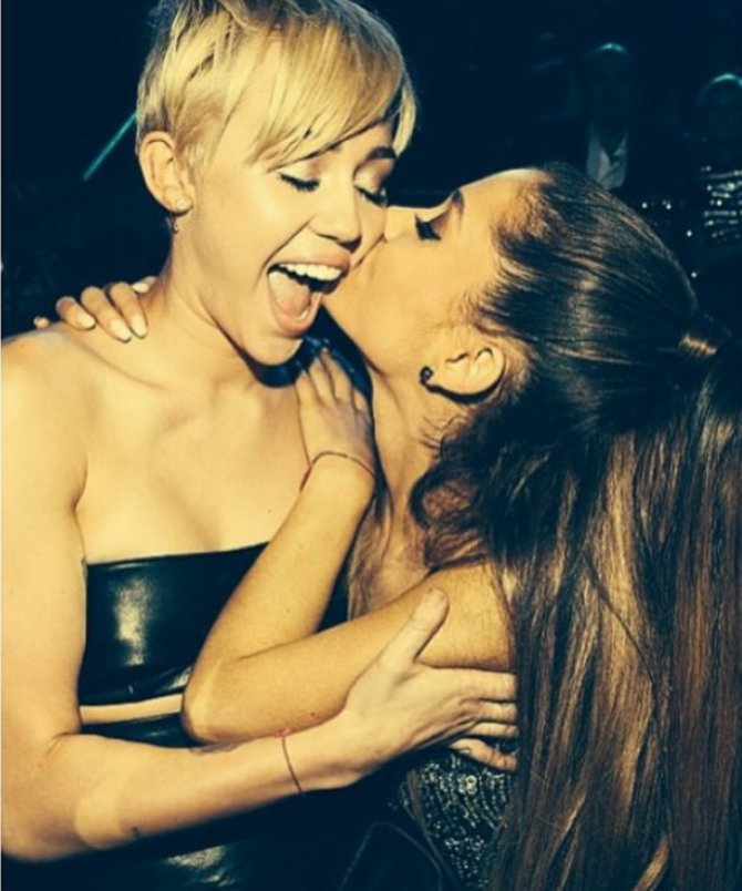 „Instagram“ nuotr./Miley Cyrus ir Ariana Grande