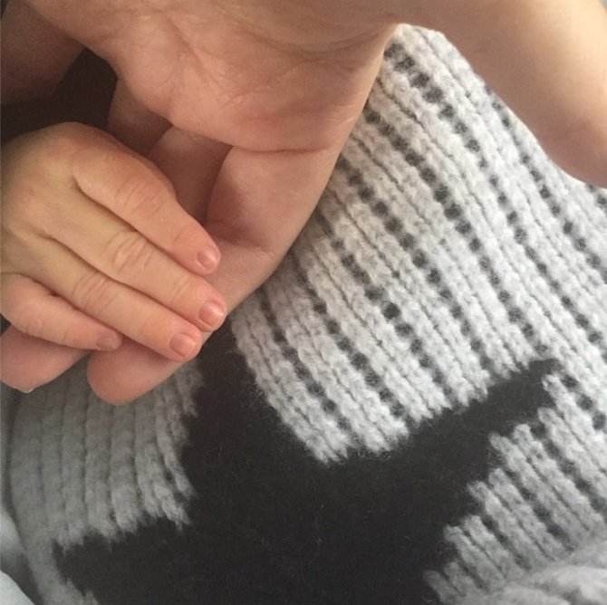 „Instagram“ nuotr./Kourtney Kardashian ir jos sūnaus Reigno Astono rankos