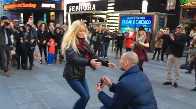 Kadras iš vaizdo įrašo/Seanas Murdochas ir Charissa Ferguson