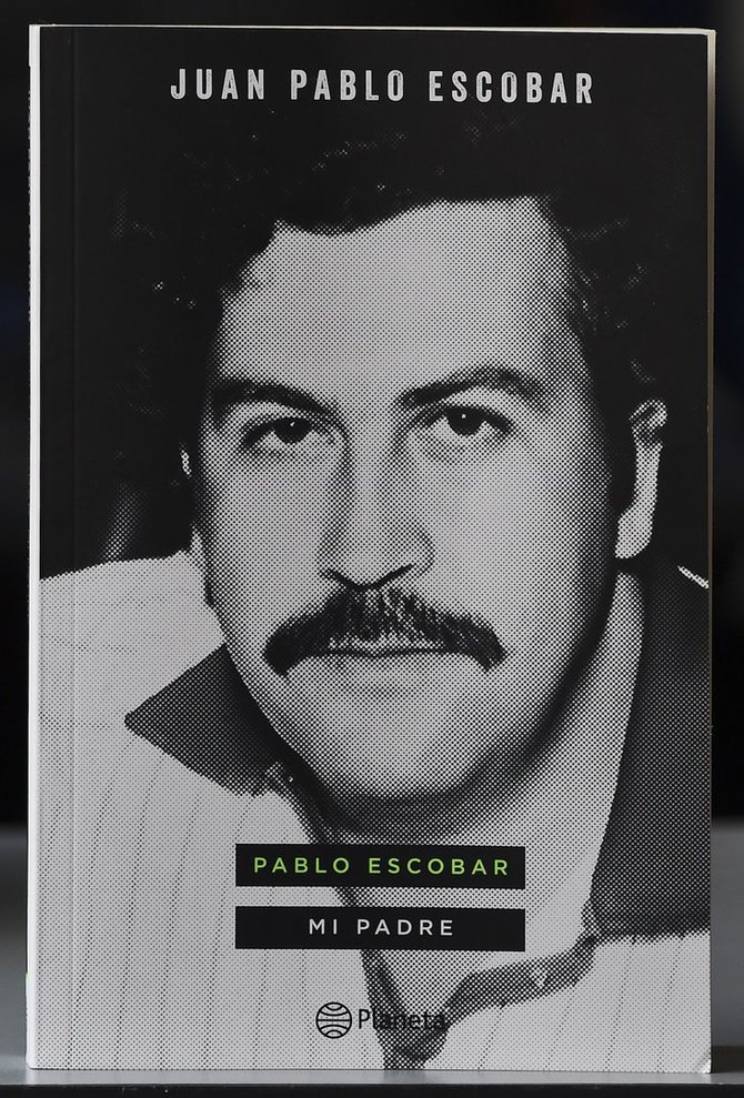 AFP/„Scanpix“ nuotr./Knyga apie Pablo Escobarą, kurią parašė jo sūnus Juanas Pablo Escobaras