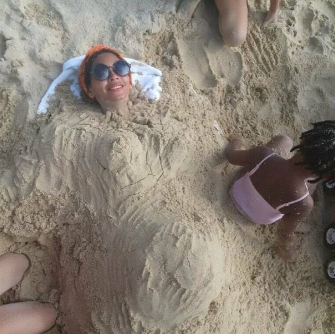 „Instagram“ nuotr./Smėliu užkasta Beyonce 