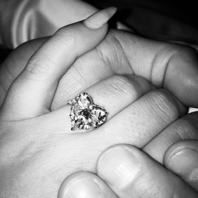 „Instagram“ nuotr./Lady Gagos sužadėtuvių žiedas