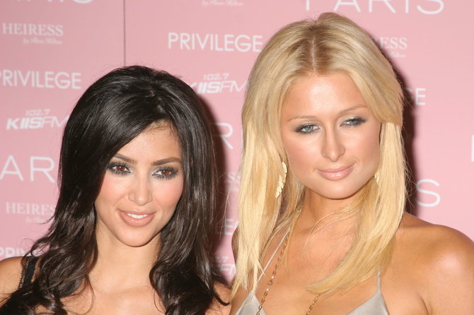 Vida Press nuotr./Kim Kardashian ir Paris Hilton (2006 m.)