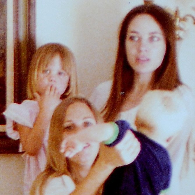 „Vida Press“/Jeff Rayner/Coleman-Rayner nuotr./Angelina Jolie mamai Marcheline Bertrand ant rankų (1977 m.)