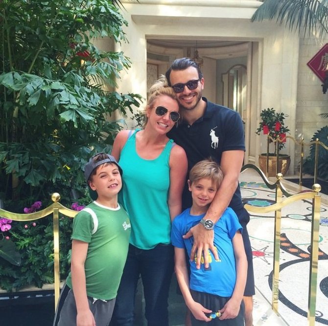 „Instagram“ nuotr./Britney Spears su mylimuoju Charlie Ebersoliu ir sūnumis 