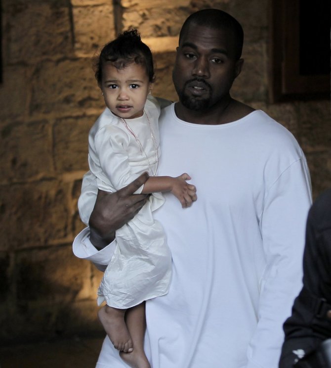 AFP/„Scanpix“ nuotr./Kanye Westas su dukra North