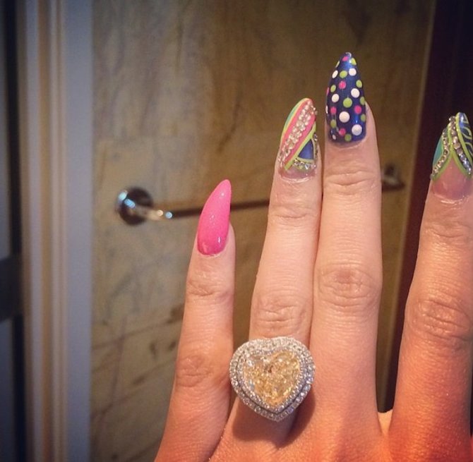 „Instagram“ nuotr./Nicki Minaj sužadėtuvių žiedas