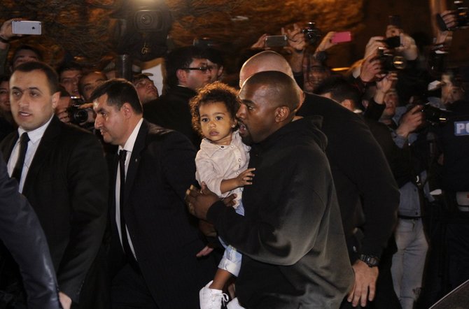 „Scanpix“/AP nuotr./Kanye Westas su dukra North Armėnijoje