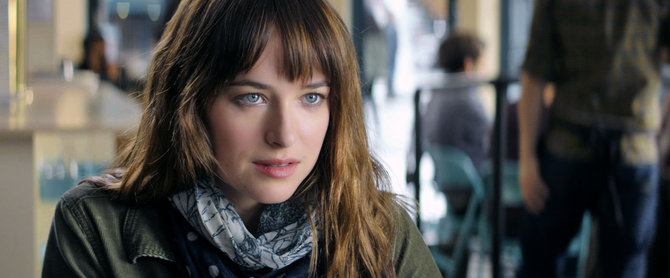 Kadras iš filmo/Dakota Johnson filme „Penkiasdešimt pilkų atspalvių“