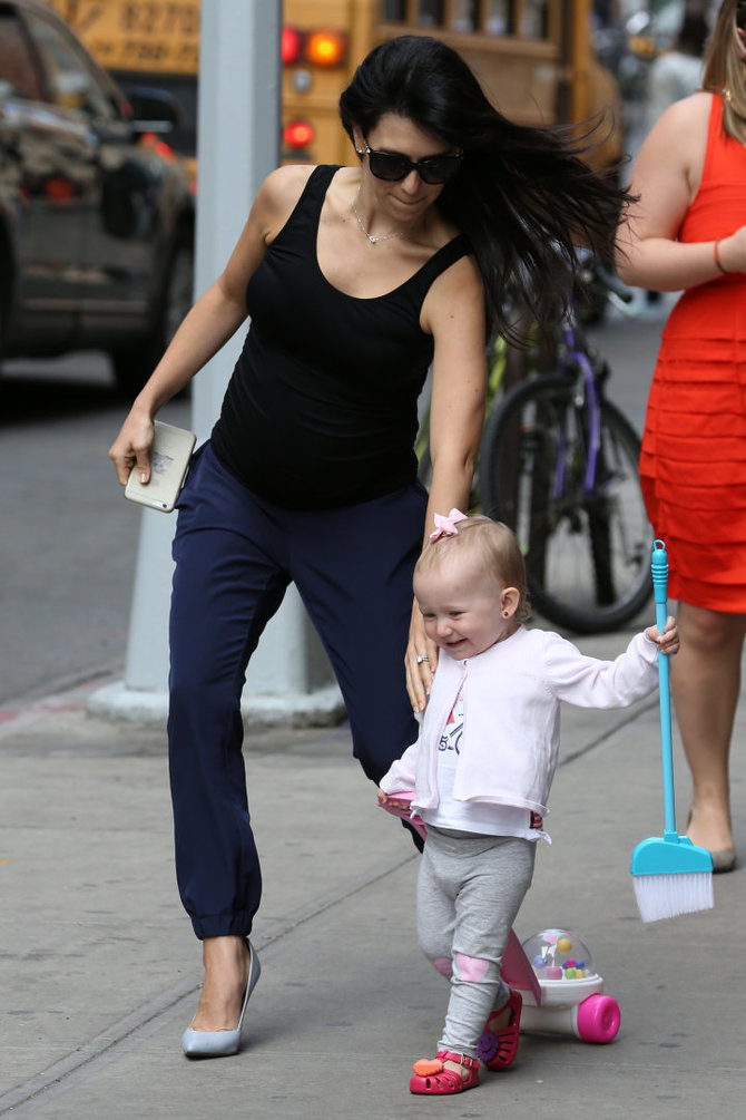 Vida Press nuotr./Hilaria Baldwin su dukra Carmen