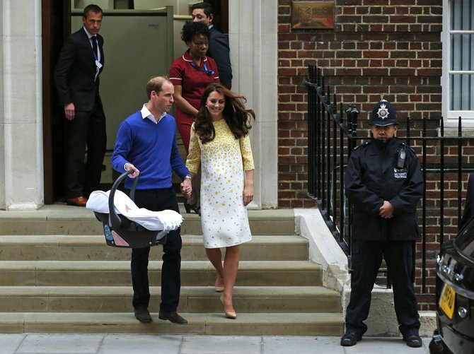 „Reuters“/„Scanpix“ nuotr./Kembridžo hercogienė Catherine ir princas Williamas su dukra