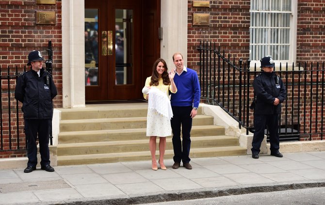 „Scanpix“/„PA Wire“/„Press Association Images“ nuotr./Kembridžo hercogienė Catherine ir princas Williamas su dukra