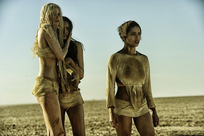 Kadras iš filmo/Abbey Lee, Courtney Eaton ir Zoe Kravitz filme „Pašėlęs Maksas. Įtūžio kelias“