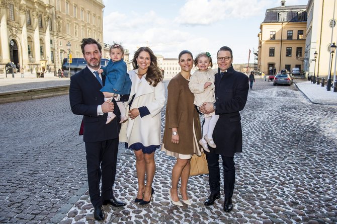 „Scanpix“ nuotr./Švedijos princesė Madeleine su vyru Chrisu O'Neillu (pora kairėje) ir dukra Leonore ir Švedijos princesė Victoria su vyru Danieliu (pora dešinėje) ir dukra Estelle