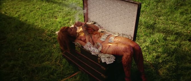 Kadras iš vaizdo klipo/Rihanna vaizdo klipe „Bitch Better Have My Money“