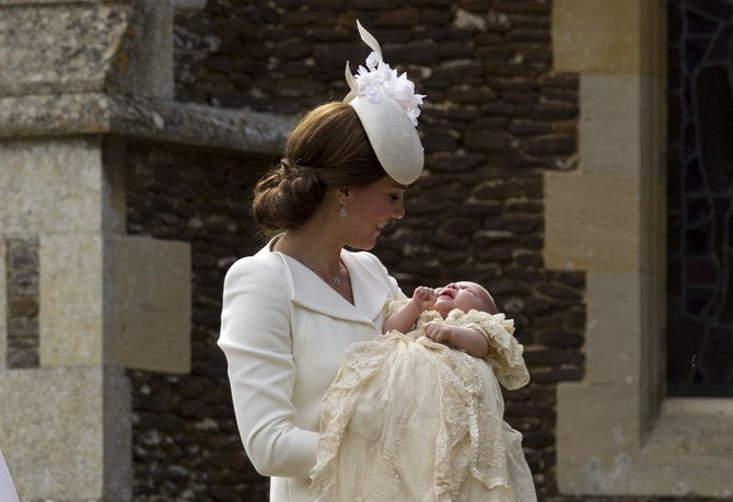 AFP/„Scanpix“ nuotr./Kembridžo hercogienė Catherine su dukra princese Charlotte