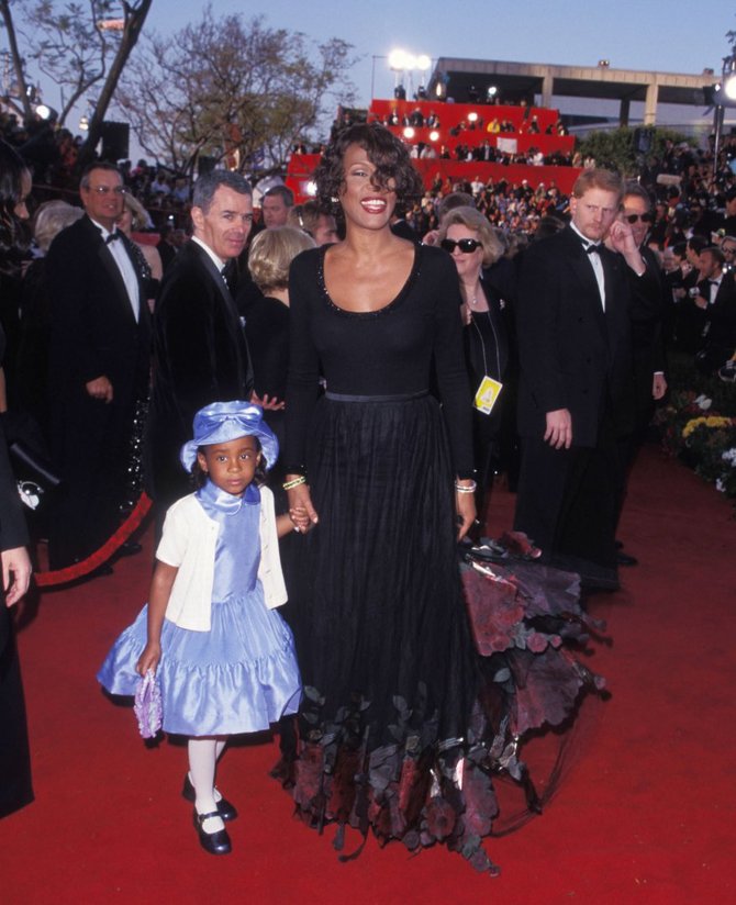 „Scanpix“/„Sipa USA“ nuotr./Whitney Houston su dukra Bobbi Kristina Brown „Oskarų“ ceremonijoje (1999 m.)