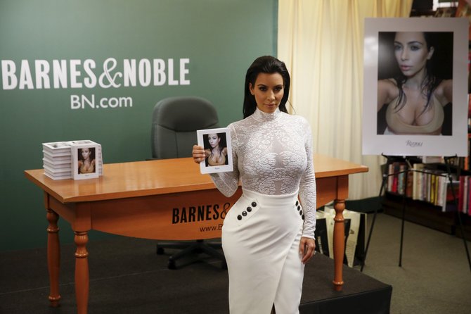 „Reuters“/„Scanpix“ nuotr./Kim Kardashian ir jos knyga „Selfish“