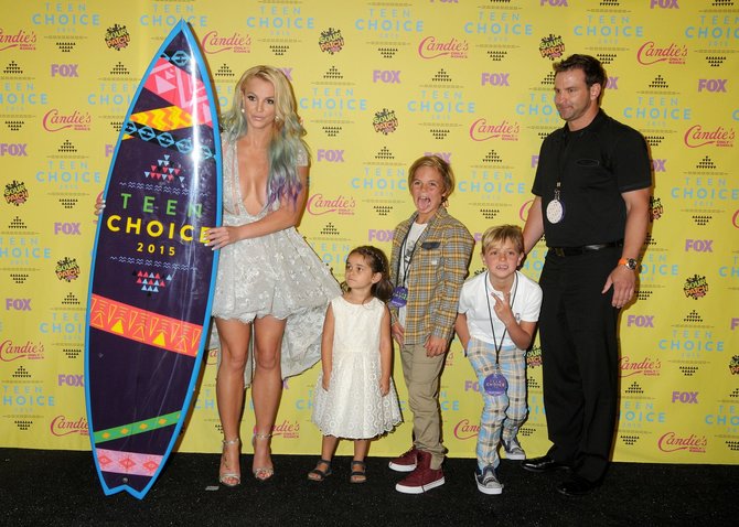 „Scanpix“/„Sipa USA“ nuotr./Britney Spears su dukterėčia Lexi, sūnumis Seanu Prestonu ir Jaydenu Jamesu bei broliu Bryanu