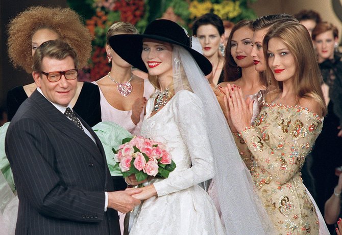 AFP/„Scanpix“ nuotr./Yves Saint Laurent'as, Claudia Schiffer ir Carla Bruni (1996 m.)