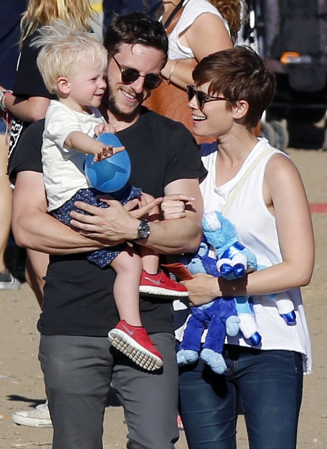Vida Press nuotr./Kate Mara ir Jamie Bellas su sūnumi