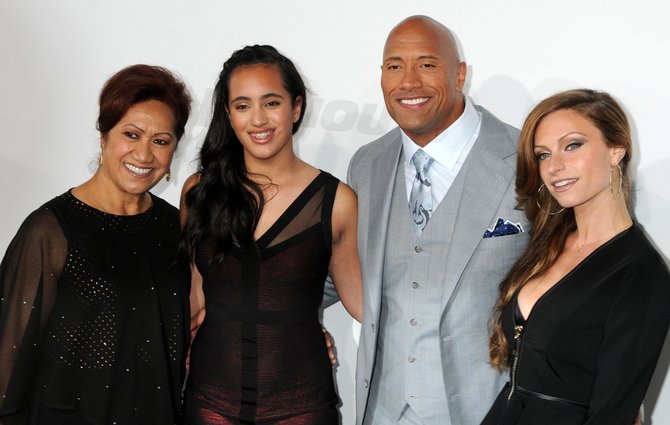 „Scanpix“/„Sipa USA“ nuotr./Dwayne'as Johnsonas su savo mama Ata Johnson, dukra Simone Alexandra Johnson ir drauge Lauren Hashian