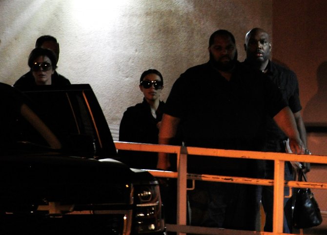 AFP/„Scanpix“ nuotr./Kris Jenner ir Kim Kardashian atvyksta į ligoninę, kurioje gydomas Lamaras Odomas 