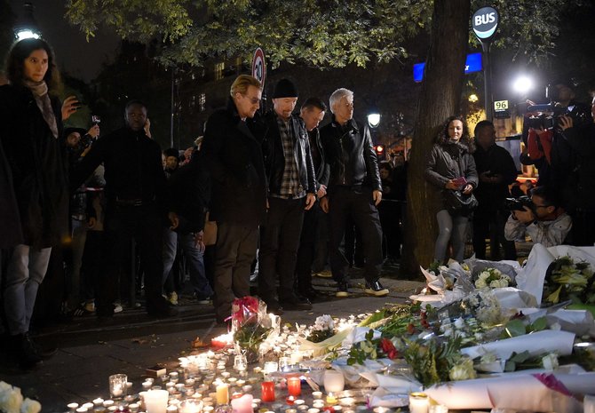 AFP/„Scanpix“ nuotr./„U2“ prie „Bataclan“ koncertų salės