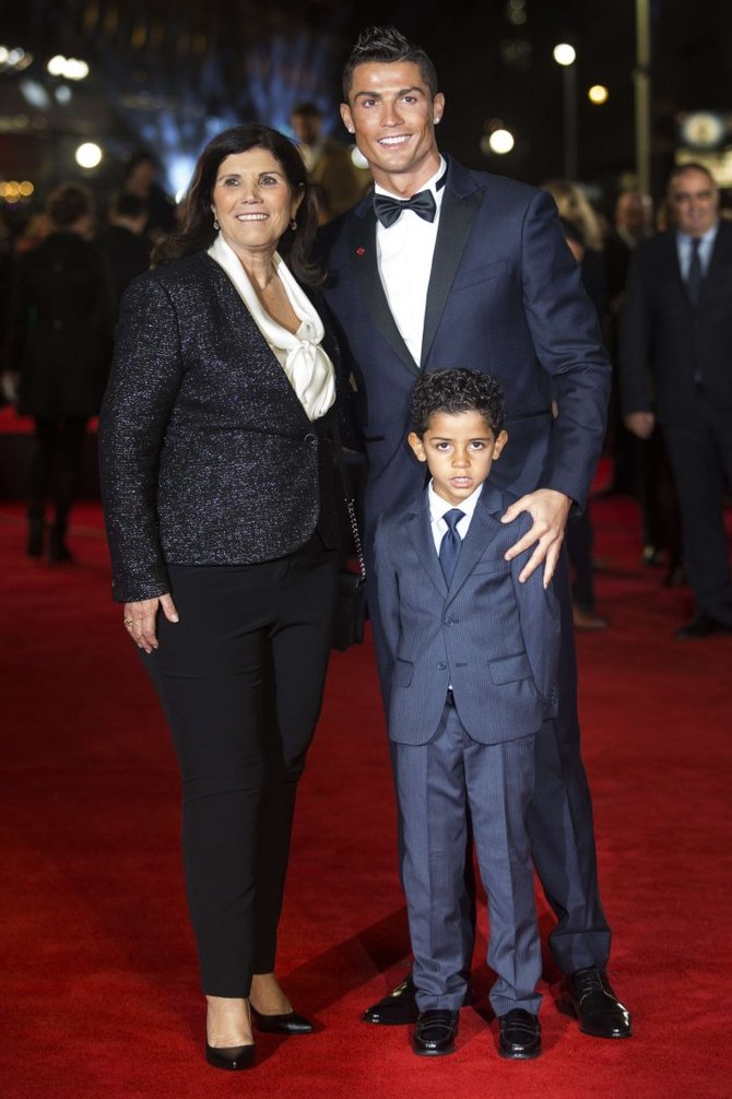 AFP/„Scanpix“ nuotr./Cristiano Ronaldo su motina ir sūnumi