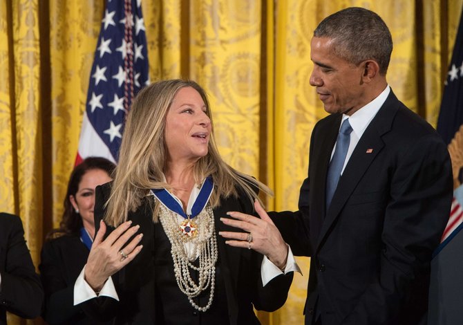 AFP/„Scanpix“ nuotr./Barbra Streisand ir Barackas Obama