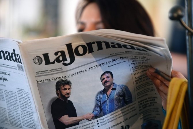 AFP/„Scanpix“ nuotr./Laikraščio pirmame puslapyje – Seanas Pennas ir narkomafijos bosas Joaquinas Guzmanas, pravarde El Chapo