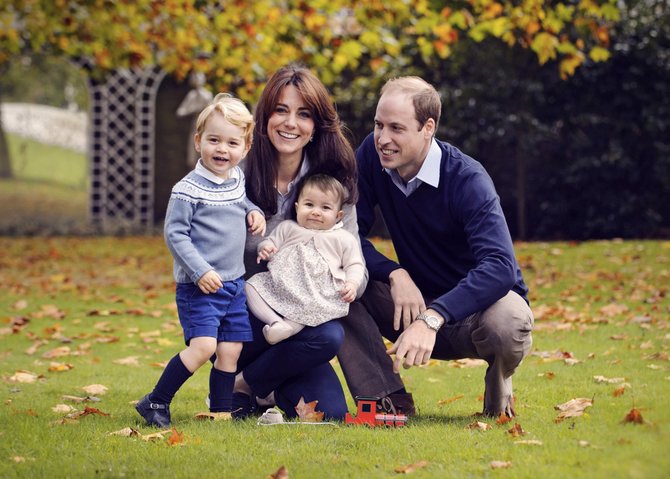 „Scanpix“/AP nuotr./Kembridžo hercogienė Catherine ir princas Williamas su vaikais (2015 m. spalis)