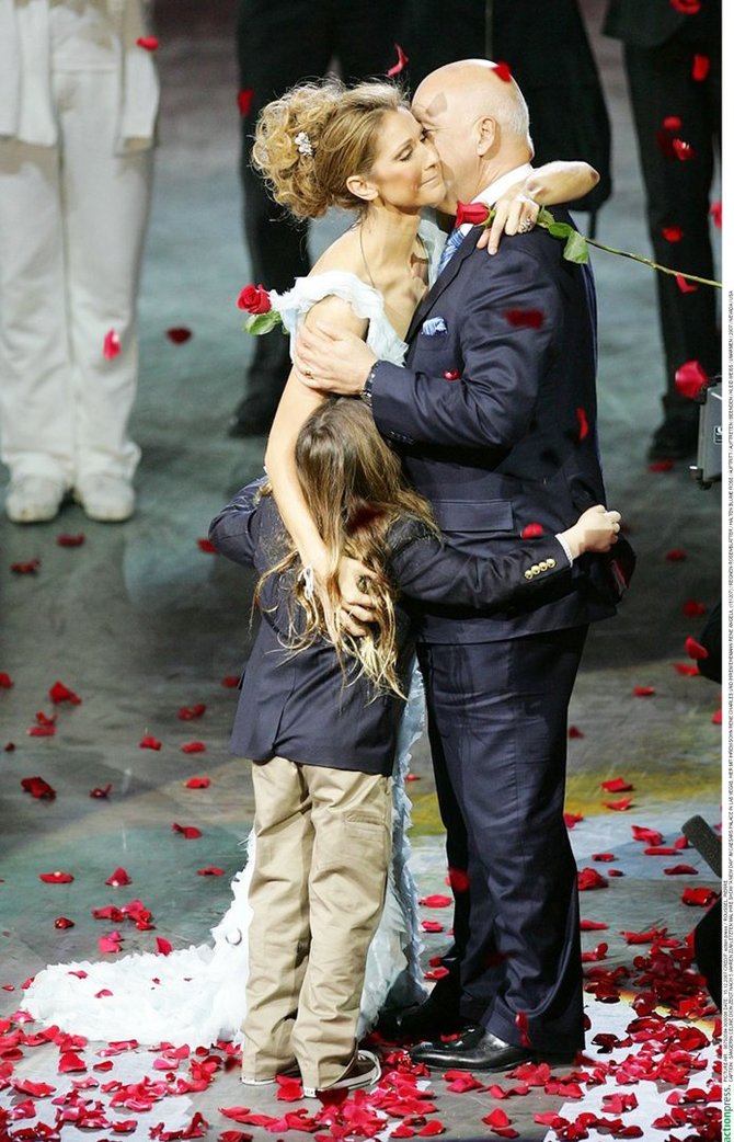 Vida Press nuotr./Celine Dion ir Rene Angelilis su sūnumi Rene-Charlesu (2007 m.)