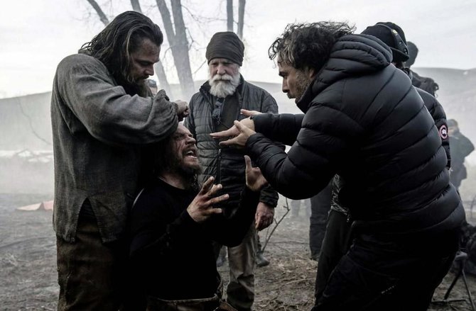 Filmo kūrėjų nuotr./Leonardo DiCaprio ir režisierius Alejandro Gonzalezas Inarritu juostos „Hju Glaso legenda“ filmavime