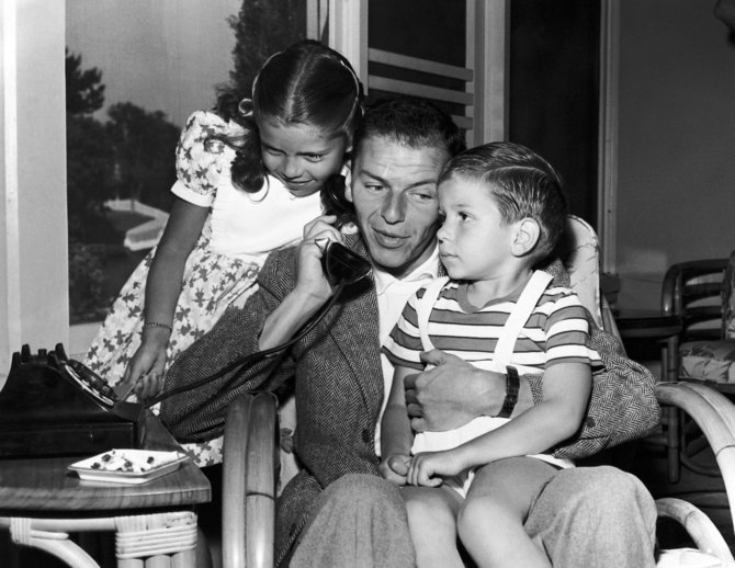 „Scanpix“/AP nuotr./Frankas Sinatra su dukra Nancy ir sūnumi Franku jaunesniuoju (1948 m.)