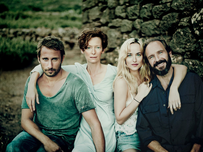 Kadras iš filmo/Matthias Schoenaertsas, Tilda Swinton, Dakota Johnson ir Ralphas Fiennesas filme „Didesni purslai“