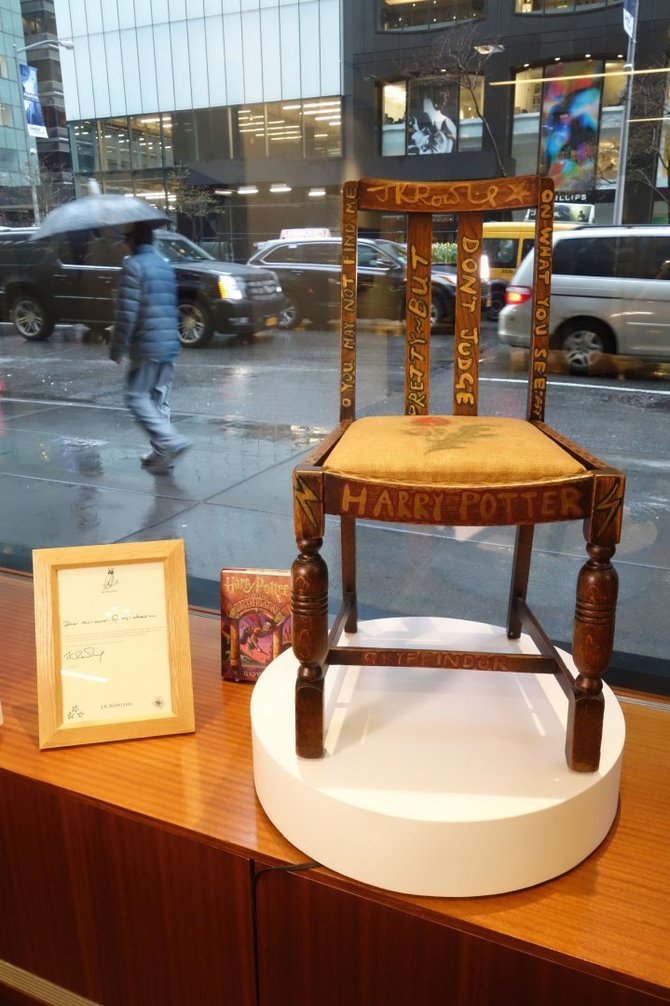 AFP/„Scanpix“ nuotr./J.K. Rowling kėdė, ant kurios sėdėdama ji parašė dvi Hario Potterio knygas