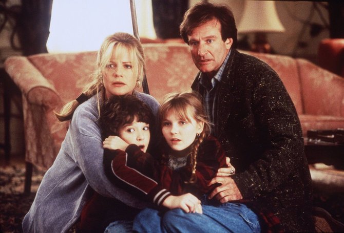 Vida Press nuotr./Bonnie Hunt, Robinas Williamsas, Bradley Pierce'as ir Kirsten Dunst filme „Džiumandži“ (1995 m.)