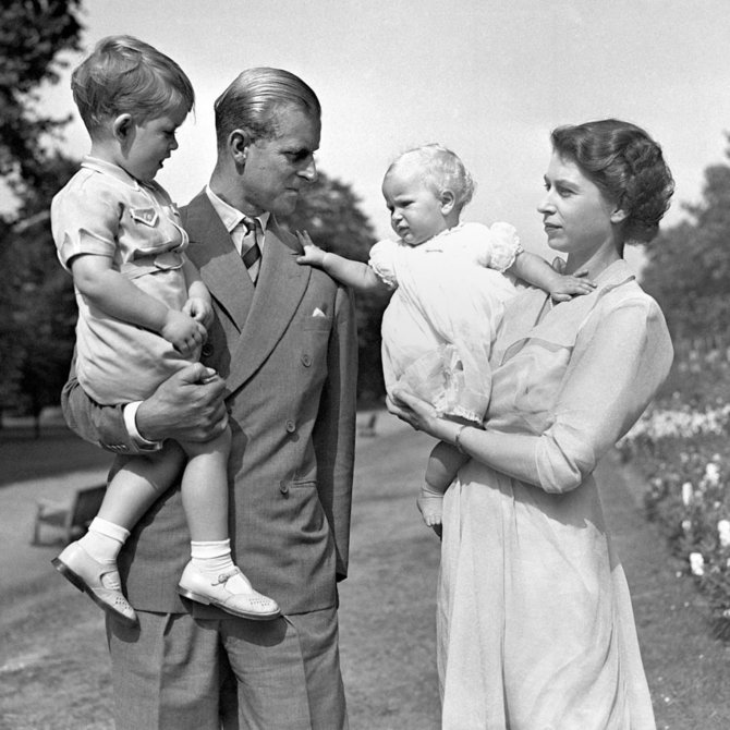 „Scanpix“/„PA Wire“/„Press Association Images“ nuotr./Karalienė Elizabeth II ir princas Philipas su vaikais Charlesu ir Anne (1951 m.)