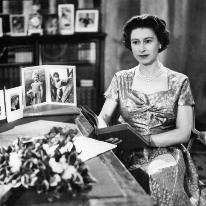 „Scanpix“/„PA Wire“/„Press Association Images“ nuotr./Karalienė Elizabeth II (1957 m.)