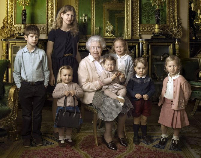 „Scanpix“/„PA Wire“/„Press Association Images“ nuotr./Karalienė Elizabeth II su anūkais ir proanūkiais