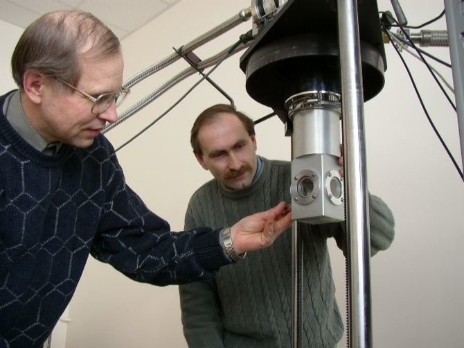 Asmeninio albumo nuotr./Česlovas Šimkevičius su kolega V. Stankevič prie skysto helio kriostato, kuriame galima tyrinėti medžiagų sąvybes labai žemose (iki -269 laipsnių C) temperatūrose