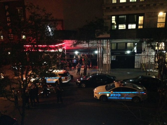 „Scanpix“/AP nuotr./Pareigūnai prie „Irving Plaza“ koncertų salės, kurioje įvyko susišaudymas
