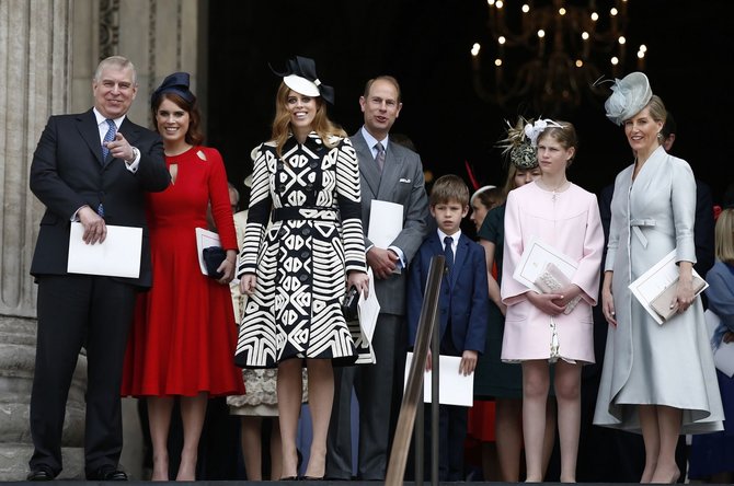 „Reuters“/„Scanpix“ nuotr./Princas Andrew su dukromis princese Eugenie ir princese Beatrice bei princas Edwardas su žmona Vesekso grafiene Sophie ir vaikais 