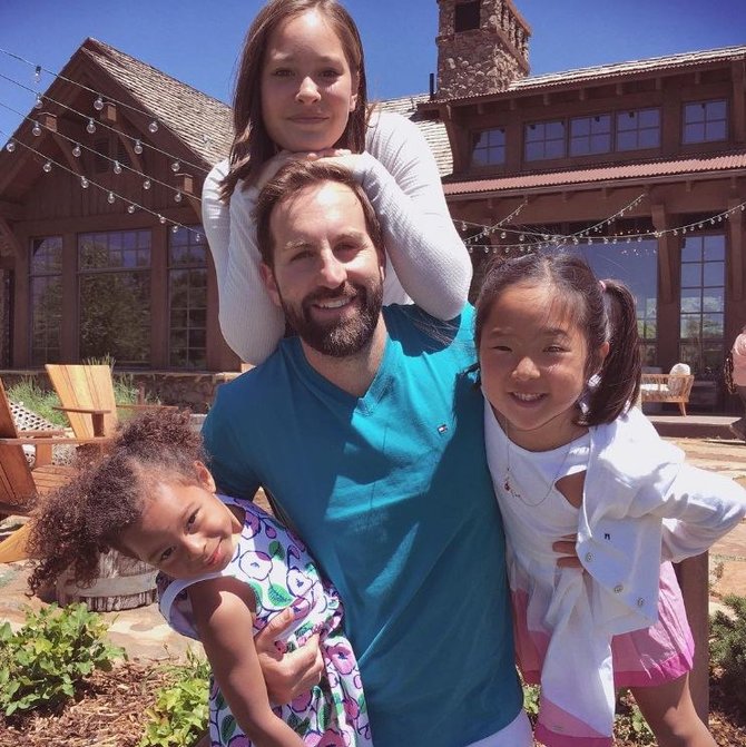 „Instagram“ nuotr./Katherine Heigl ir Joshas Kelley su dukromis Naleigh ir Adelaide